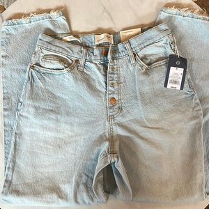 Frayed Vintage Stretch Universal Thread Women’s Light-Wash Jeans.